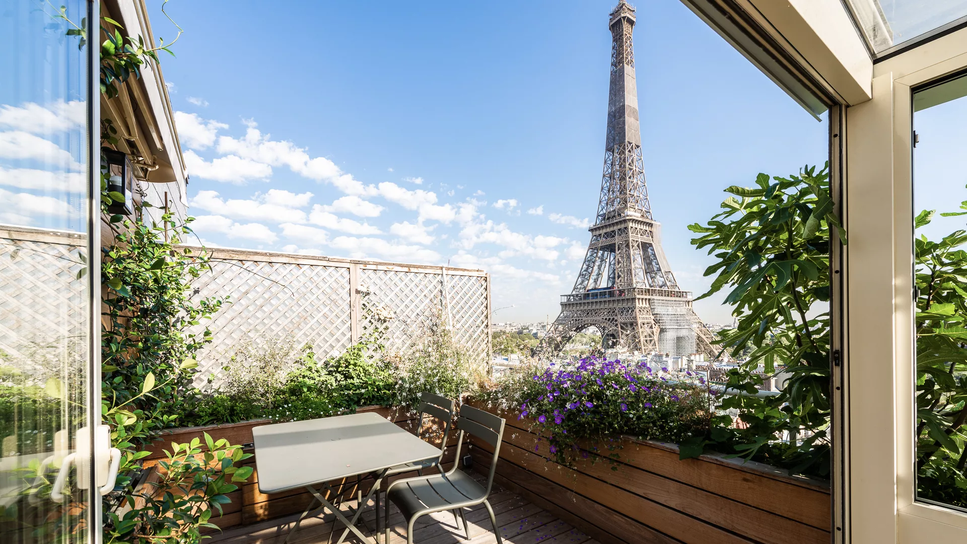 Terrasse d'un appartement de luxe dans Paris avec Vue sur la Tour Eiffel