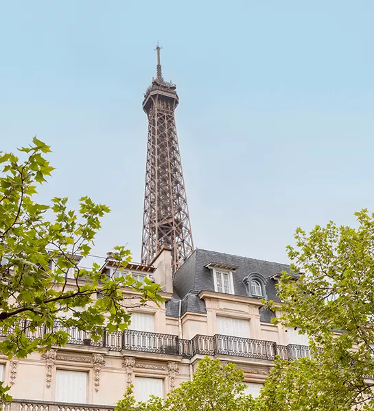 Vue de la tour Eiffel à Paris depuis un appartement de luxe loué par Junot