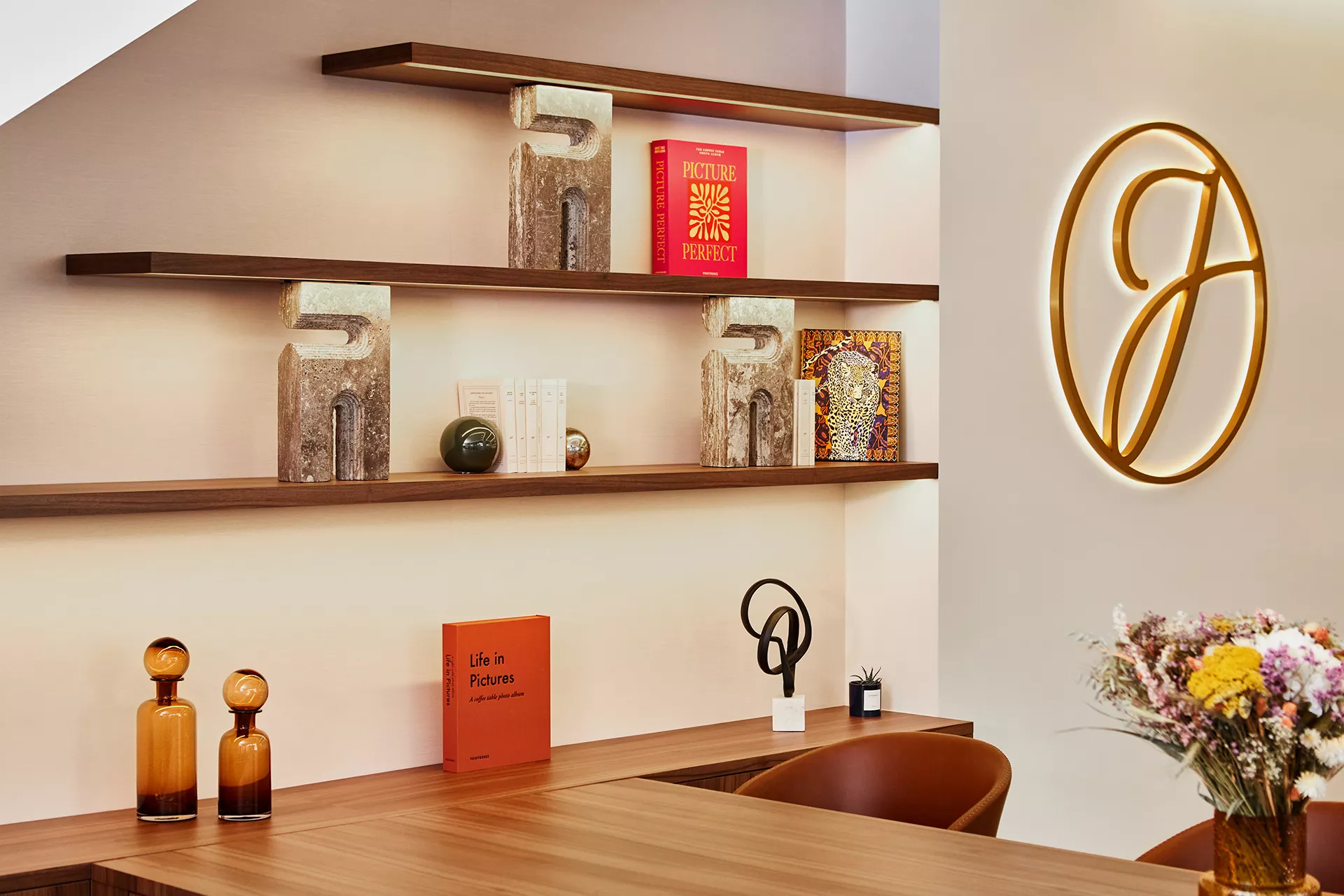 Intérieur d'une agence Junot, quatre personnes sont en train de travailler autour d'un bureau en bois