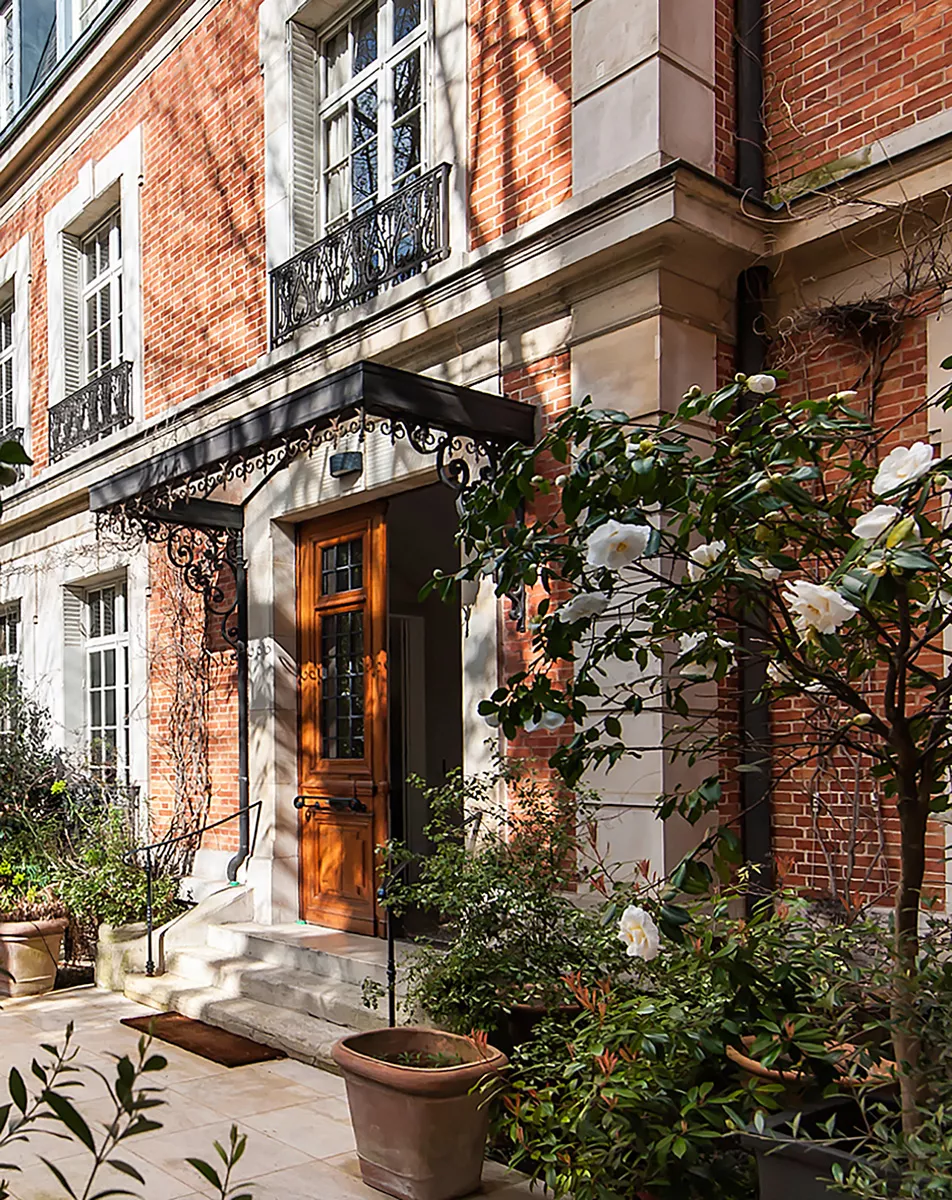 Intérieur d'un appartement d'exception à Paris avec chaises bleues