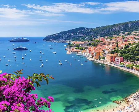 Swimming pool of a luxury villa situated on the French Riviera sold by Junot Fine Properties