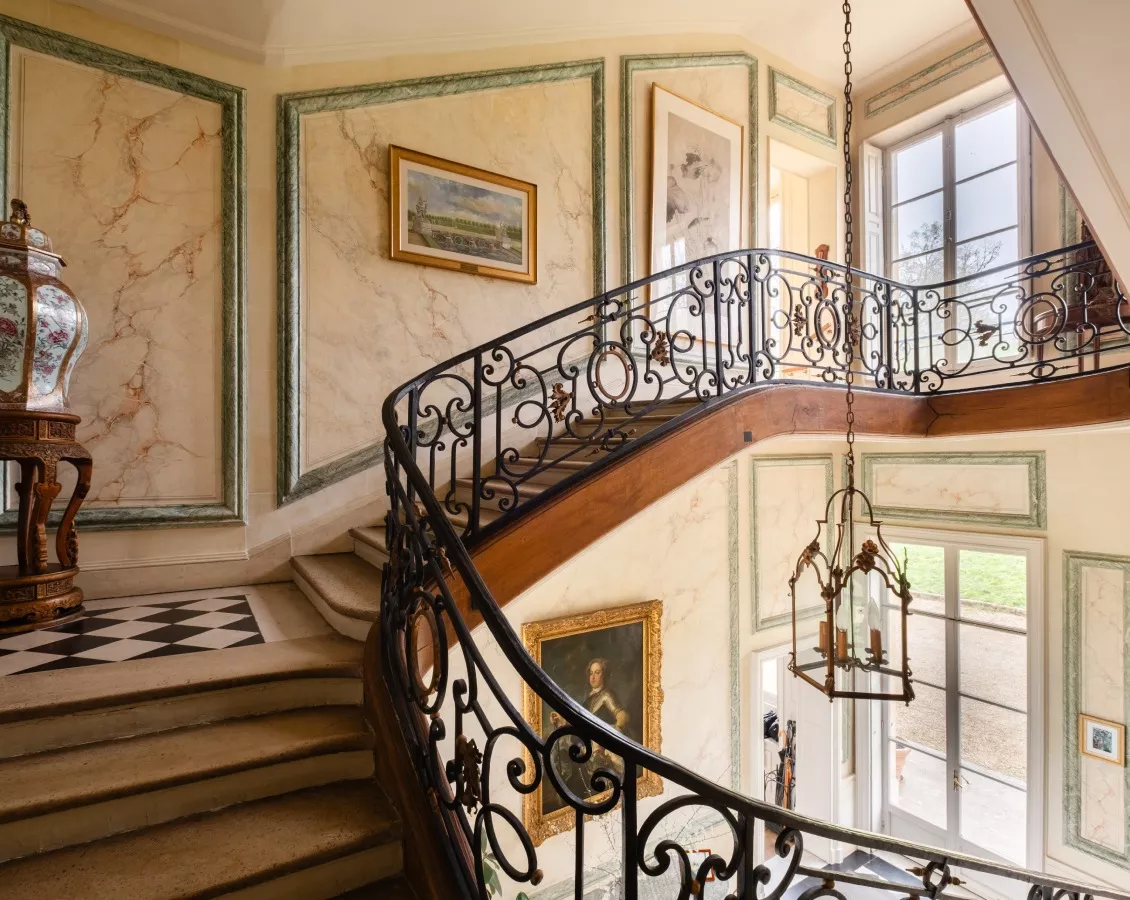 Photo de l'escalier d'un château historique