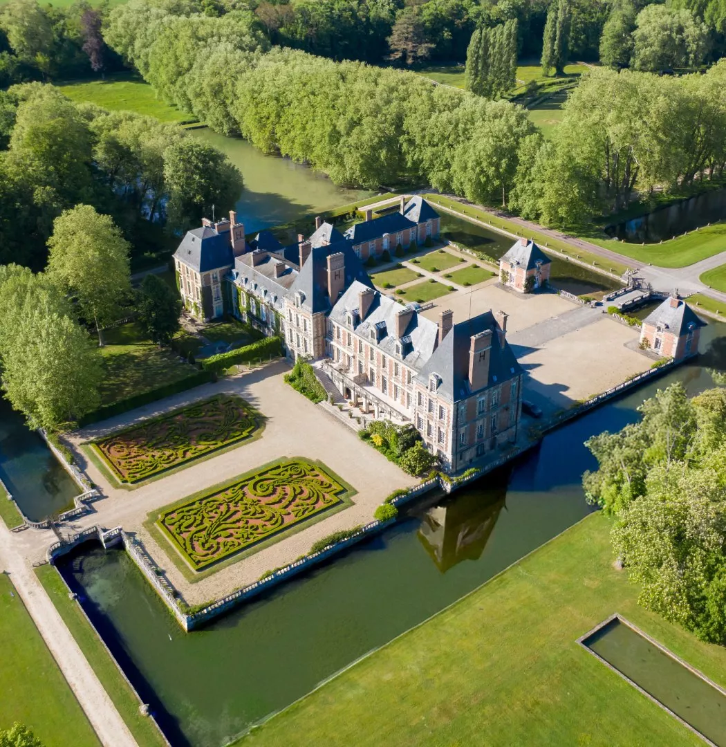 Photo d'un château et son domaine vu depuis le ciel