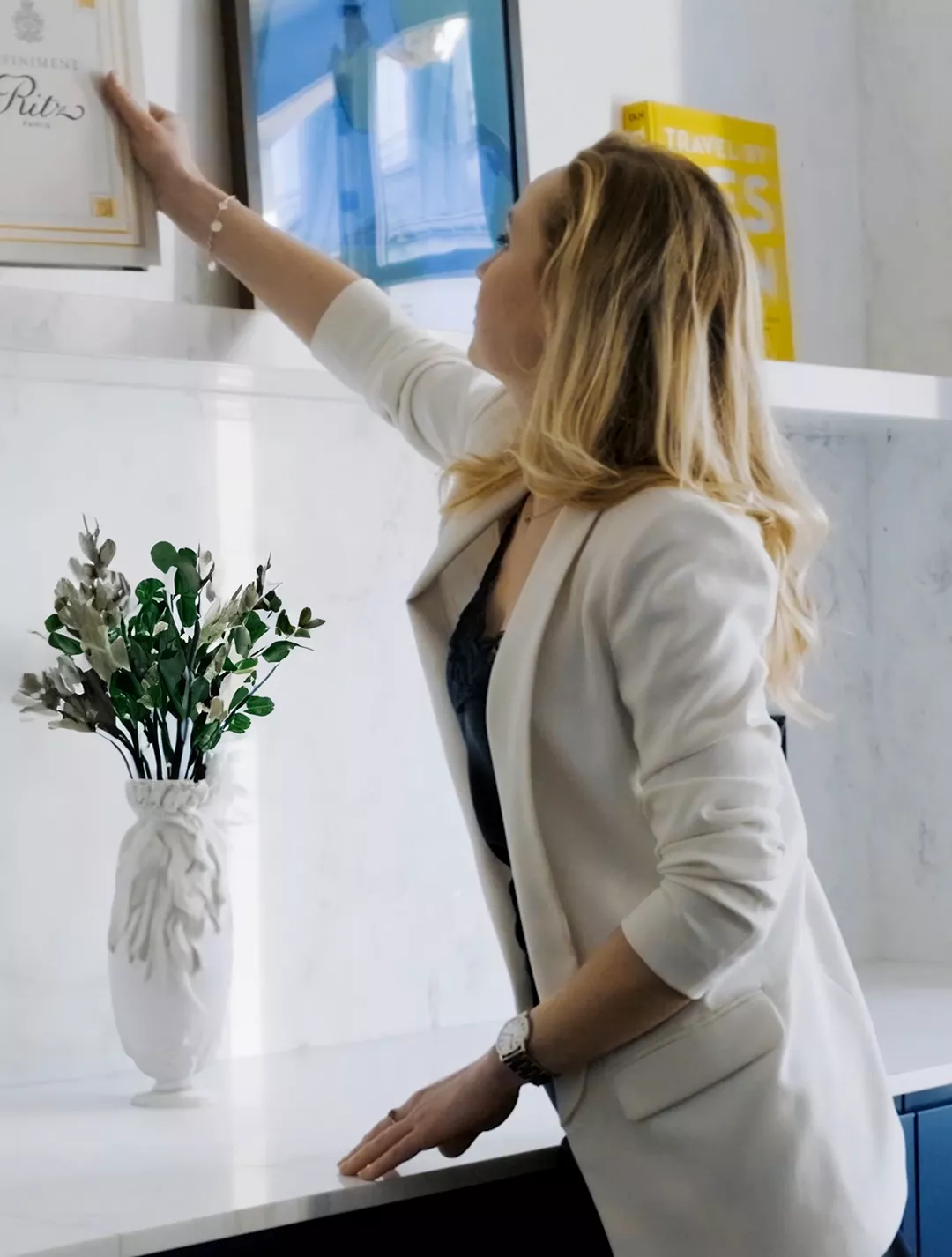 Consultante Junot préparant l'appartement pour la mise en location d'un bien de luxe