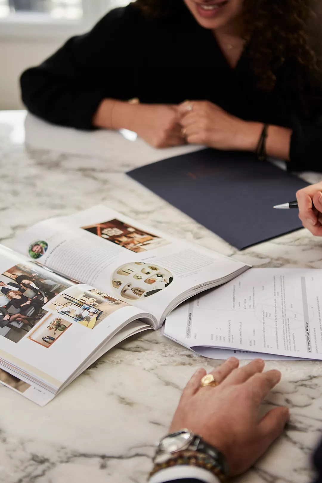 Equipe Junot Location & Gestion en train signer le mandat de location & gestion Junot