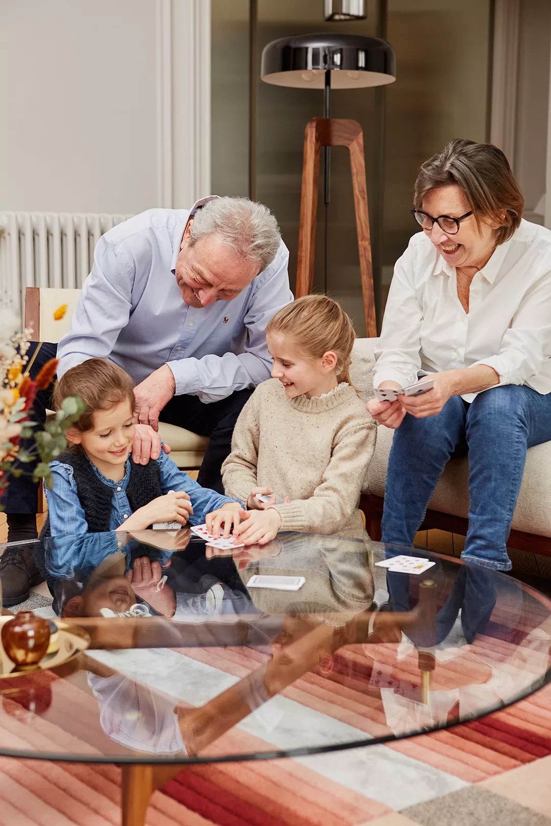 Grandparents with their grandchildren, having entrusted their project to sell their property to Junot