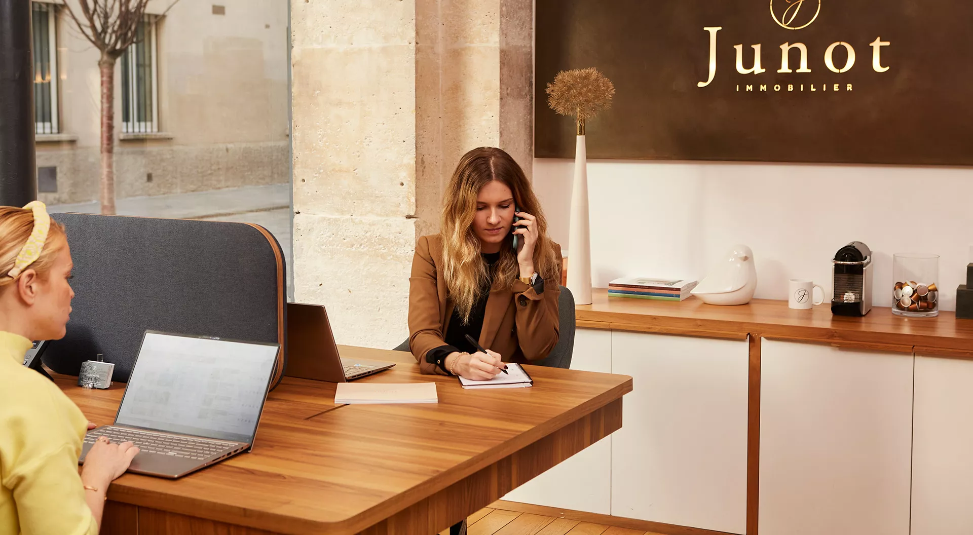 Agent immobilier Junot Location & Gestion au téléphone avec un propriétaire pour la mise en location de son bien de luxe à Paris