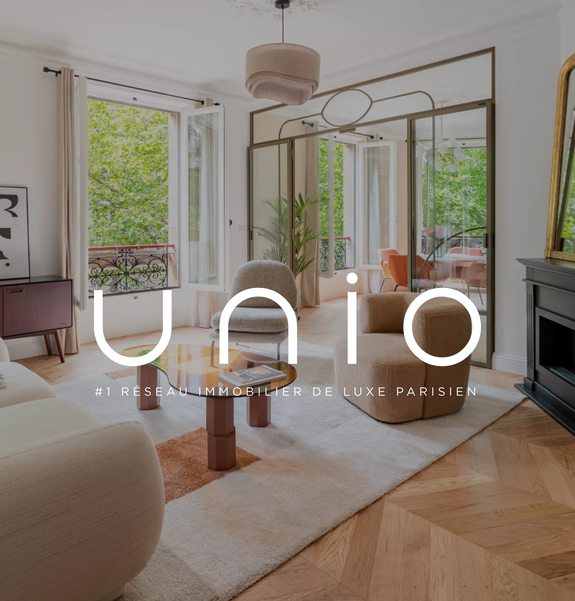 Appartement de luxe vendu par le groupe Unio avec le logo Unio en premier plan