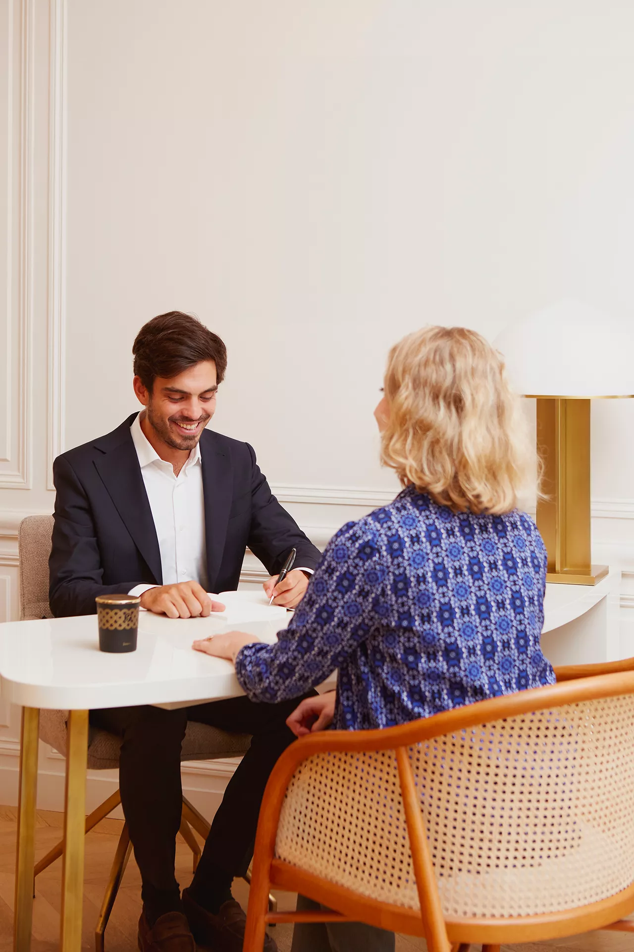 Un consultant du groupe Unio et une cliente en train d'échanger