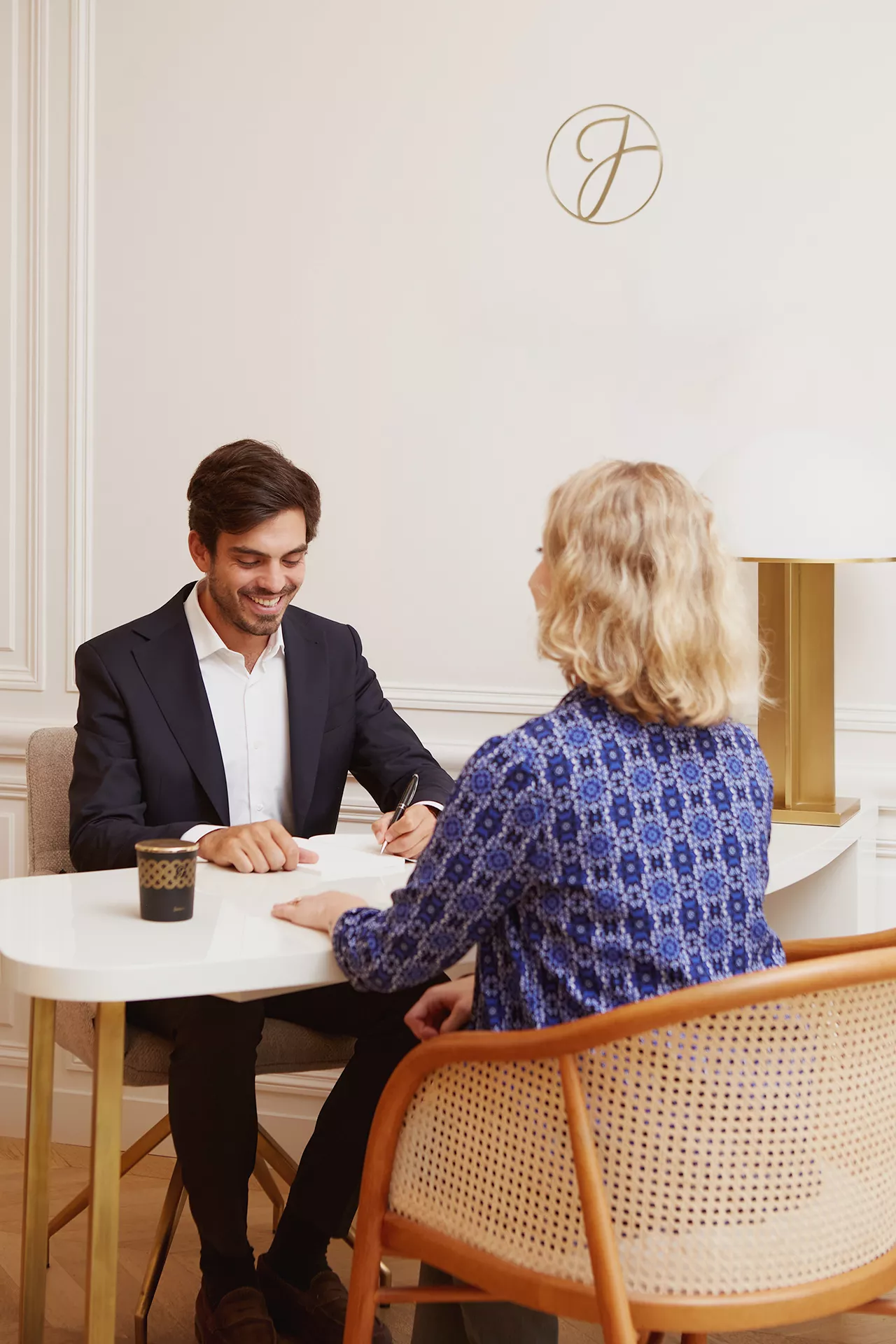 Une cliente achète un bien d'exception avec un consultant Junot