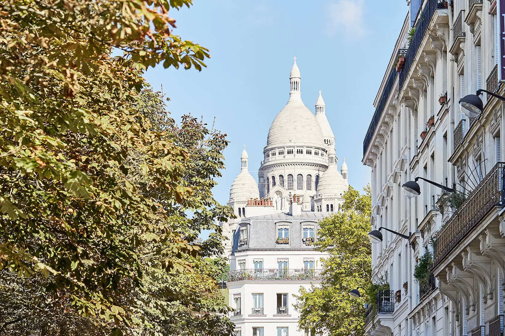 Rue des Martyrs dans le 9ᵉ arrondissement de Paris, offrant une perspective sur le Sacré-Cœur.
