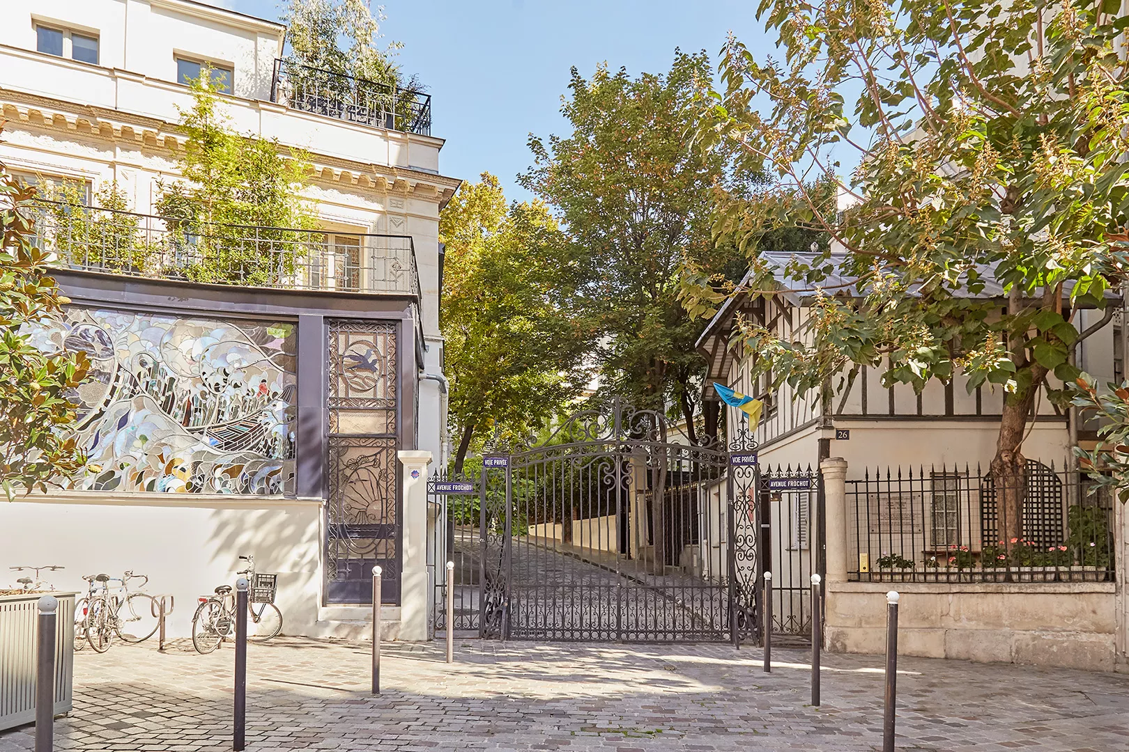 Voie privée de l’avenue Frochot dans le 9ᵉ arrondissement de Paris, bordée de maisons élégantes et entourée d’un cadre verdoyant et exclusif.
