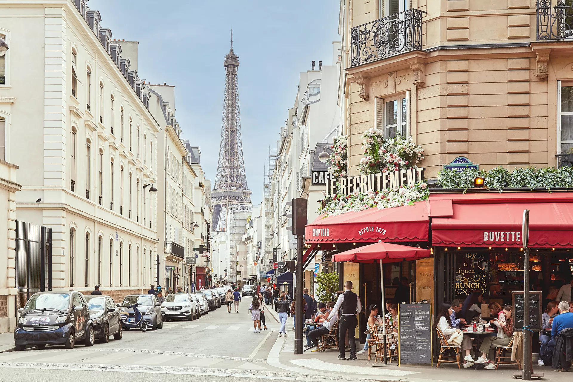"Perspective sur la Tour Eiffel depuis le boulevard de la Tour-Maubourg dans le 7ᵉ arrondissement de Paris.