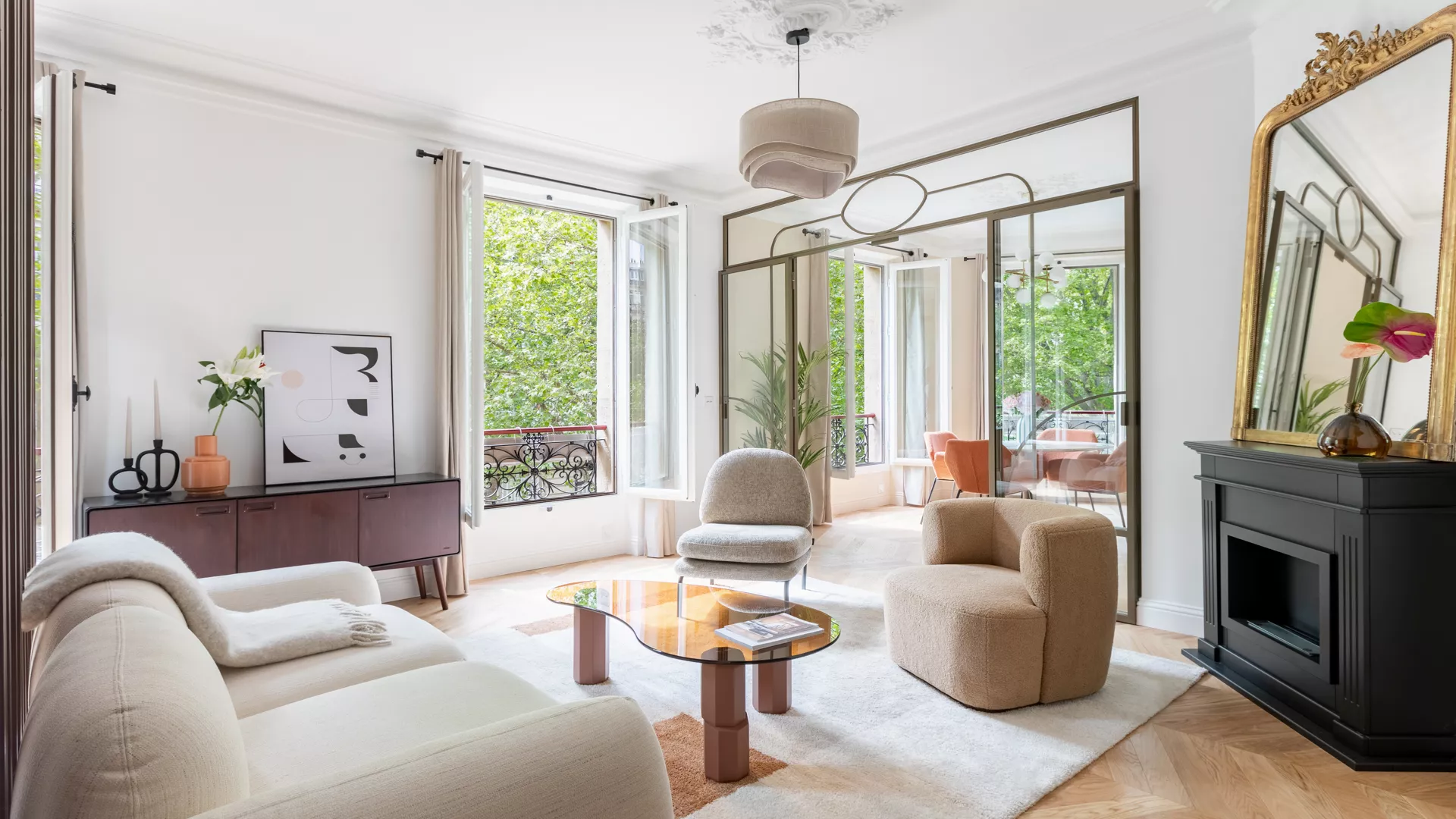 Appartement parisien meublé avec un double séjour lumineux, parquet et décoration élégante, situé dans le 7ᵉ arrondissement de Paris.