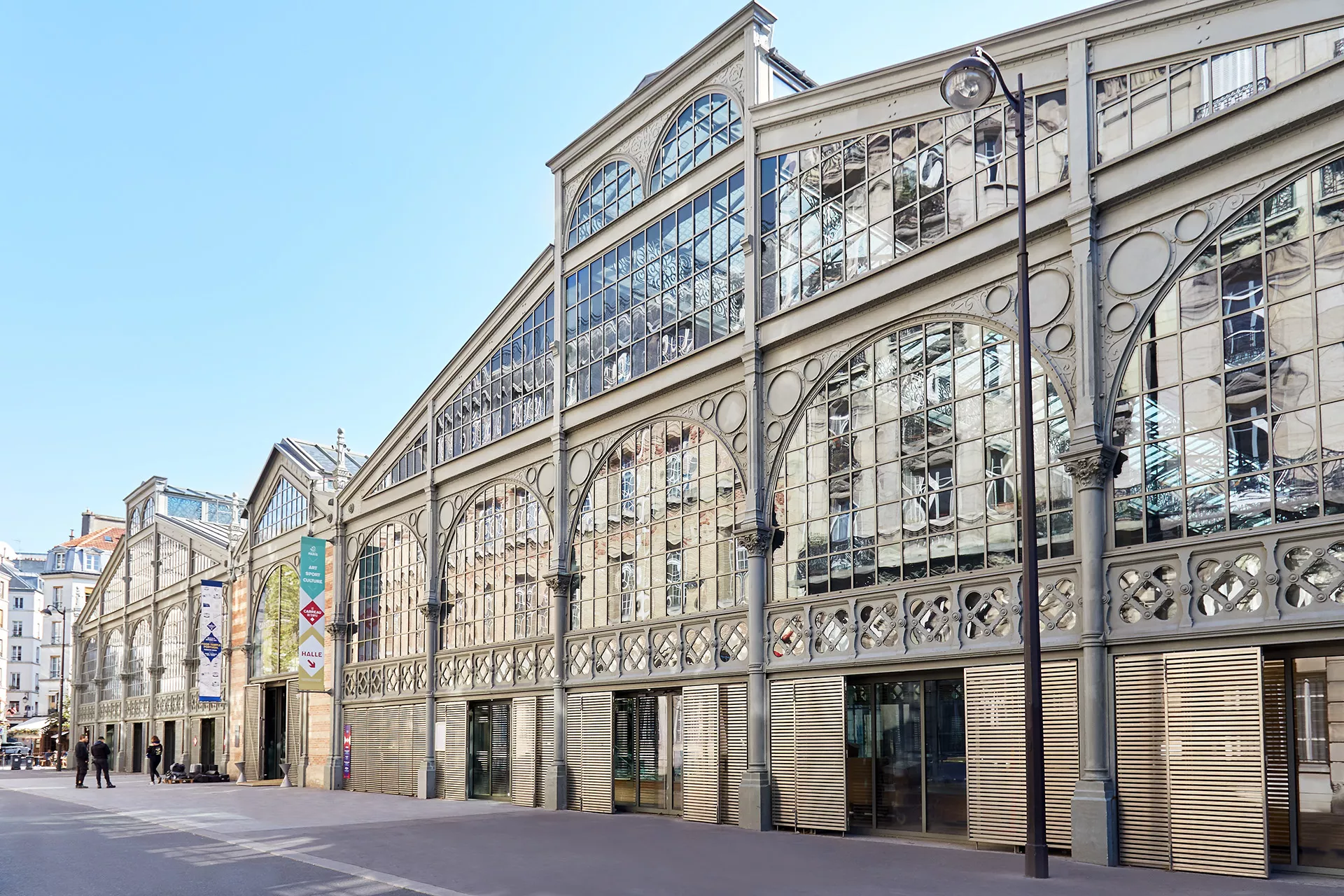 Carreau du Temple dans le 3ᵉ arrondissement de Paris, structure emblématique en verre et métal au cœur du Marais.