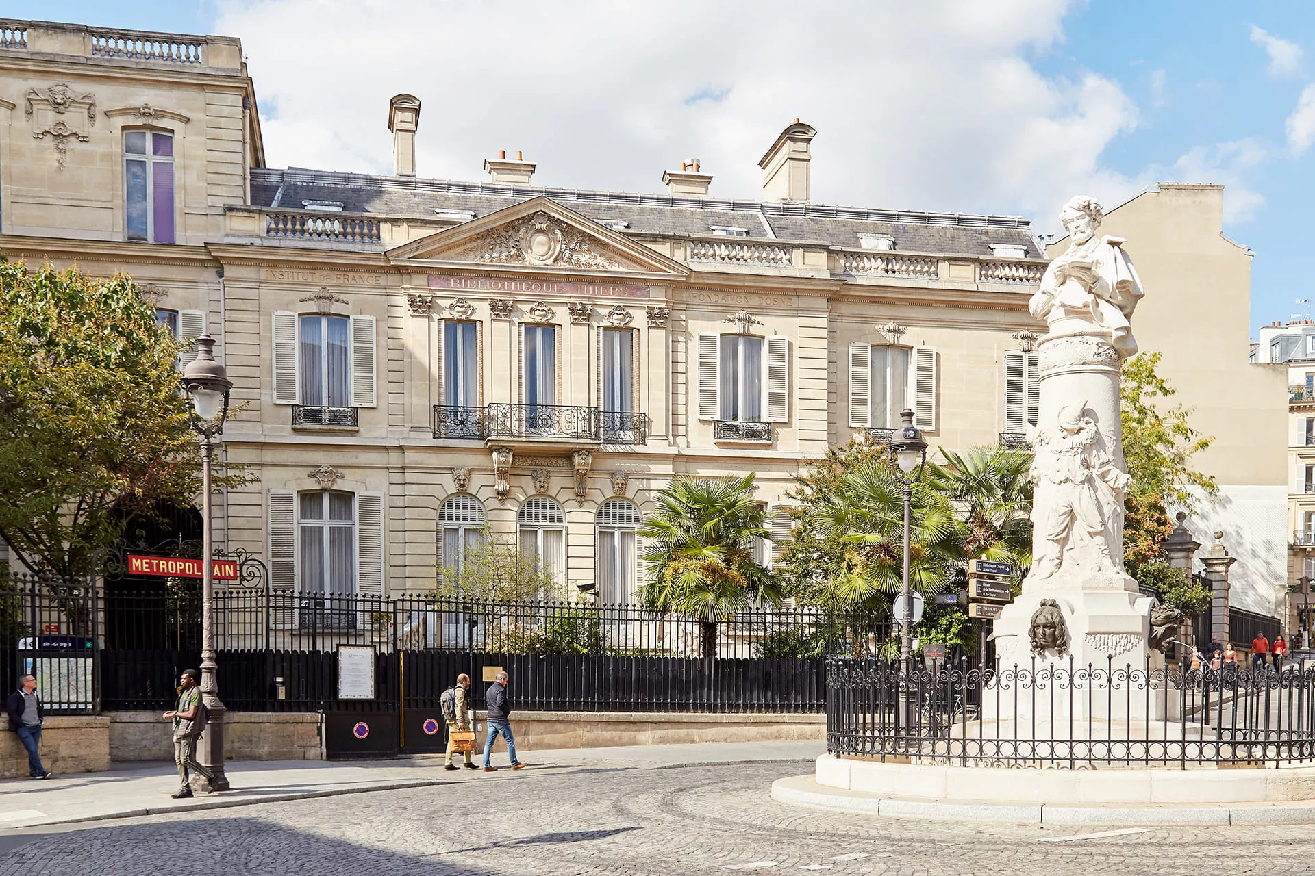 Place Saint-Georges dans le 9ᵉ arrondissement de Paris, avec sa fontaine centrale et ses élégants immeubles parisiens.