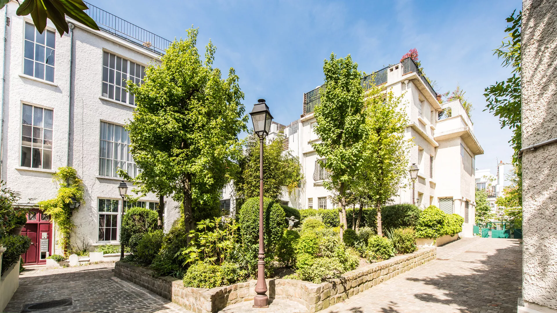 Hameau des Artistes à Montmartre, une charmante voie pavée entourée de maisons pittoresques dans le 18ᵉ arrondissement de Paris.