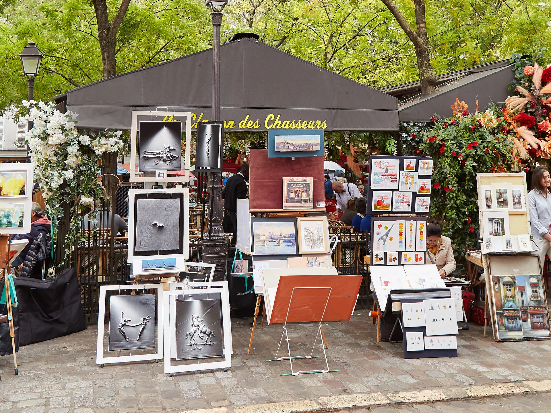 Place du Tertre à Montmartre, cœur historique et artistique du 18ᵉ arrondissement de Paris, bordée de cafés et de galeries.