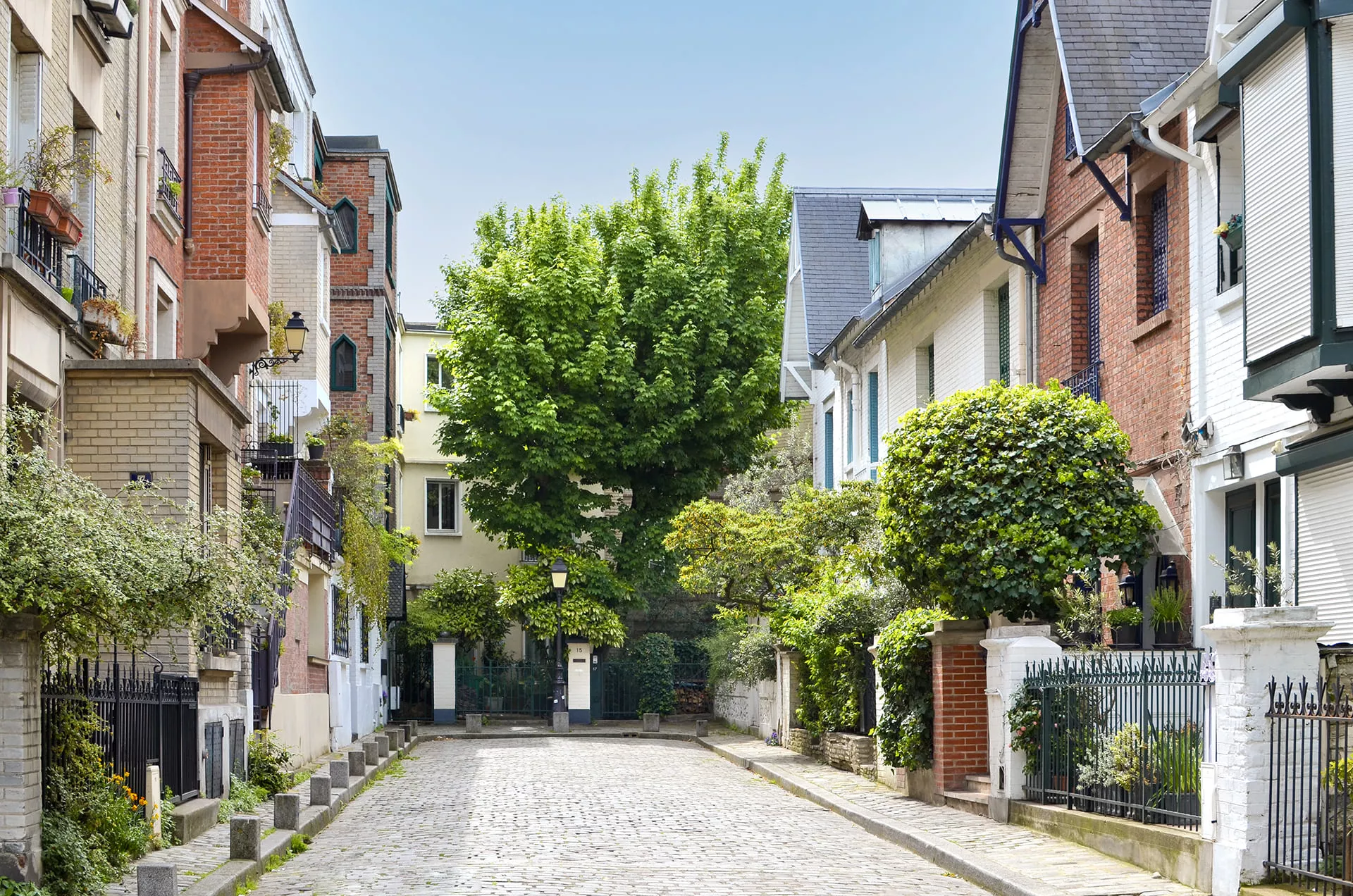 Villa Léandre à Montmartre, une rue paisible bordée de maisons élégantes dans un cadre verdoyant du 18ᵉ arrondissement de Paris.