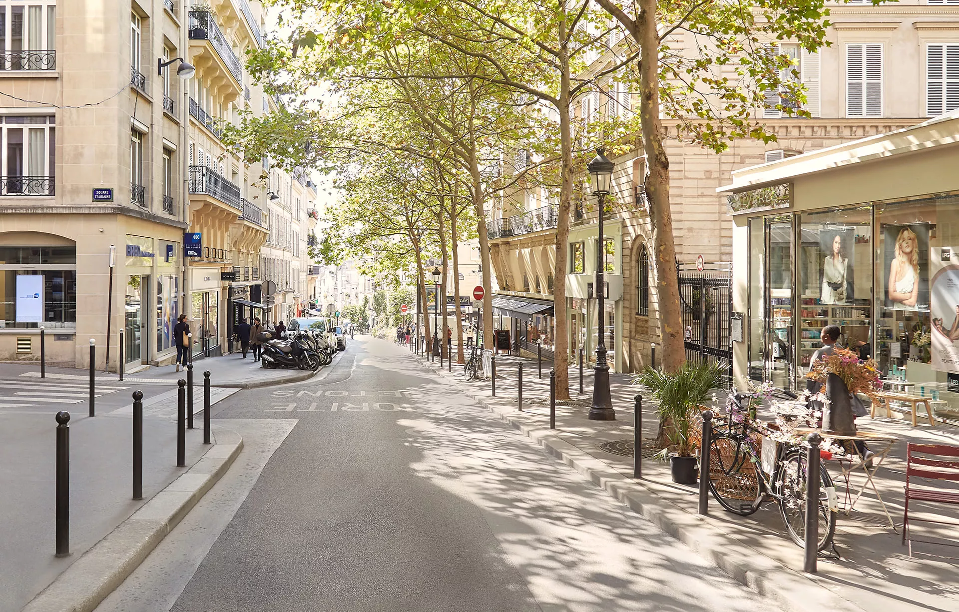 Rue des Martyrs, artère emblématique du 9ᵉ arrondissement de Paris, bordée de commerces, boulangeries et cafés typiquement parisiens.