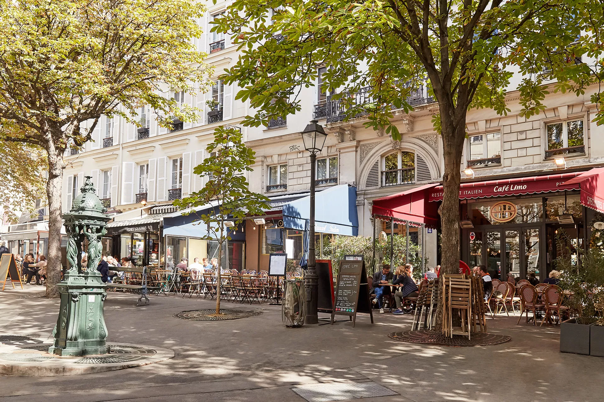 Place Gustave Toudouze dans le 9ᵉ arrondissement de Paris, quartier Saint Georges, entourée d’immeubles haussmanniens et d’arbres ombragés.