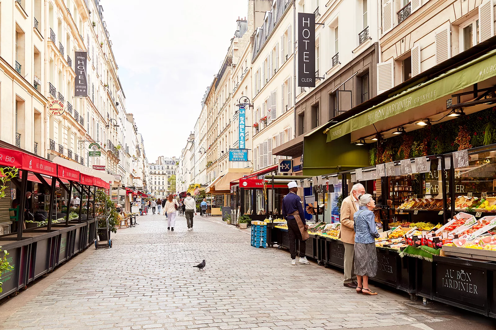 Marché de la rue Cler dans le 7ᵉ arrondissement de Paris, bordé de commerces de proximité.