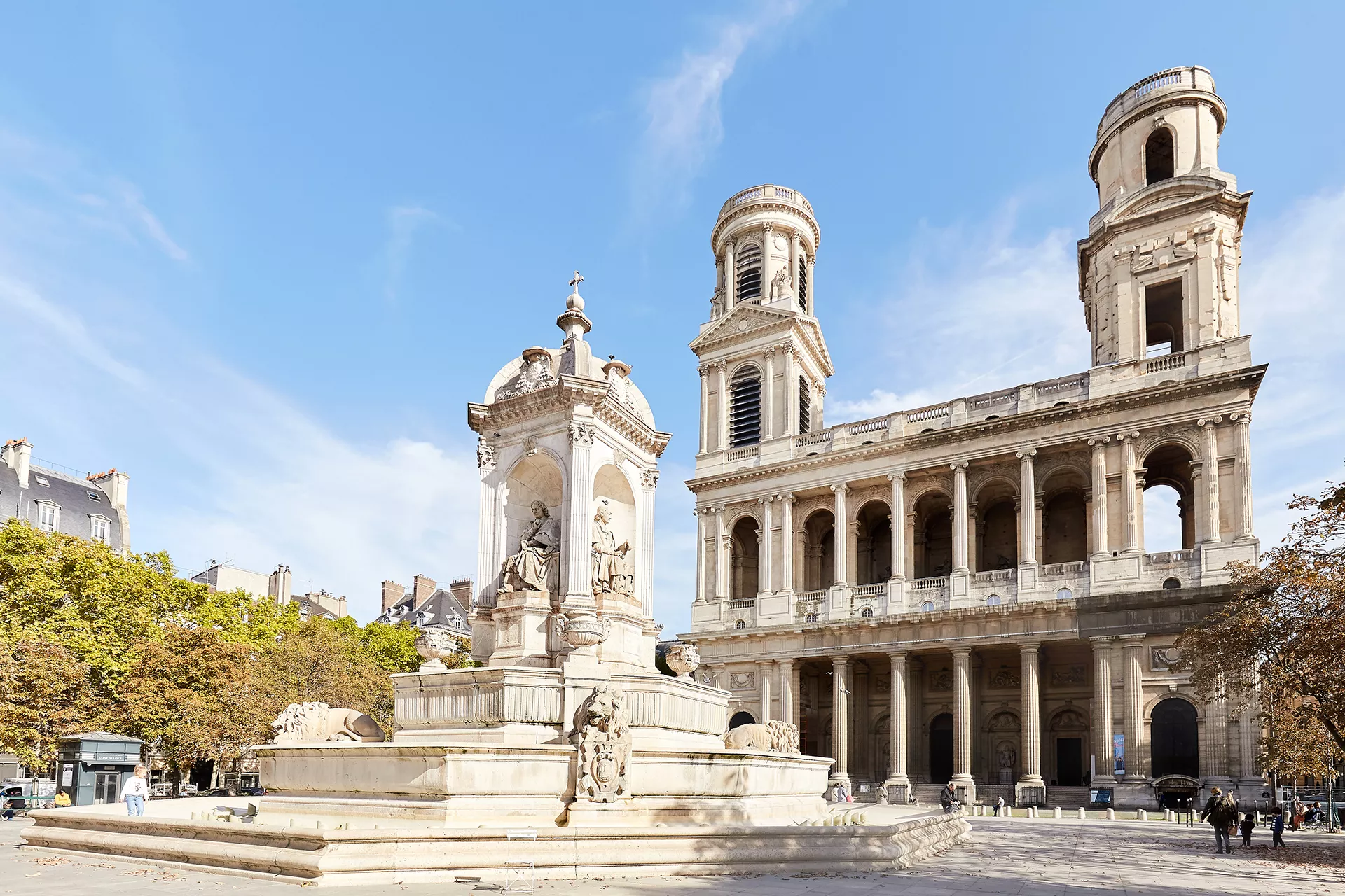 Façade de l’église Saint-Sulpice dans le 6ᵉ arrondissement de Paris, mettant en valeur son architecture classique.