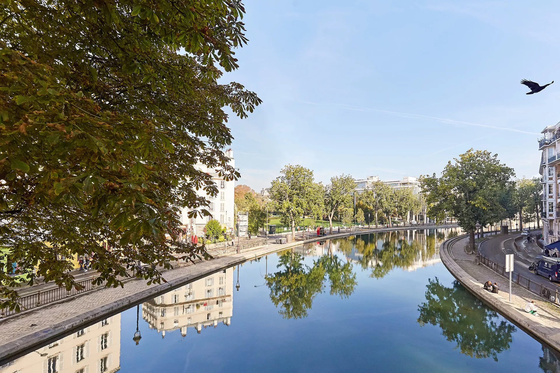 Canal Saint-Martin dans le 10ᵉ arrondissement de Paris, entouré d’arbres et de quais tranquilles.