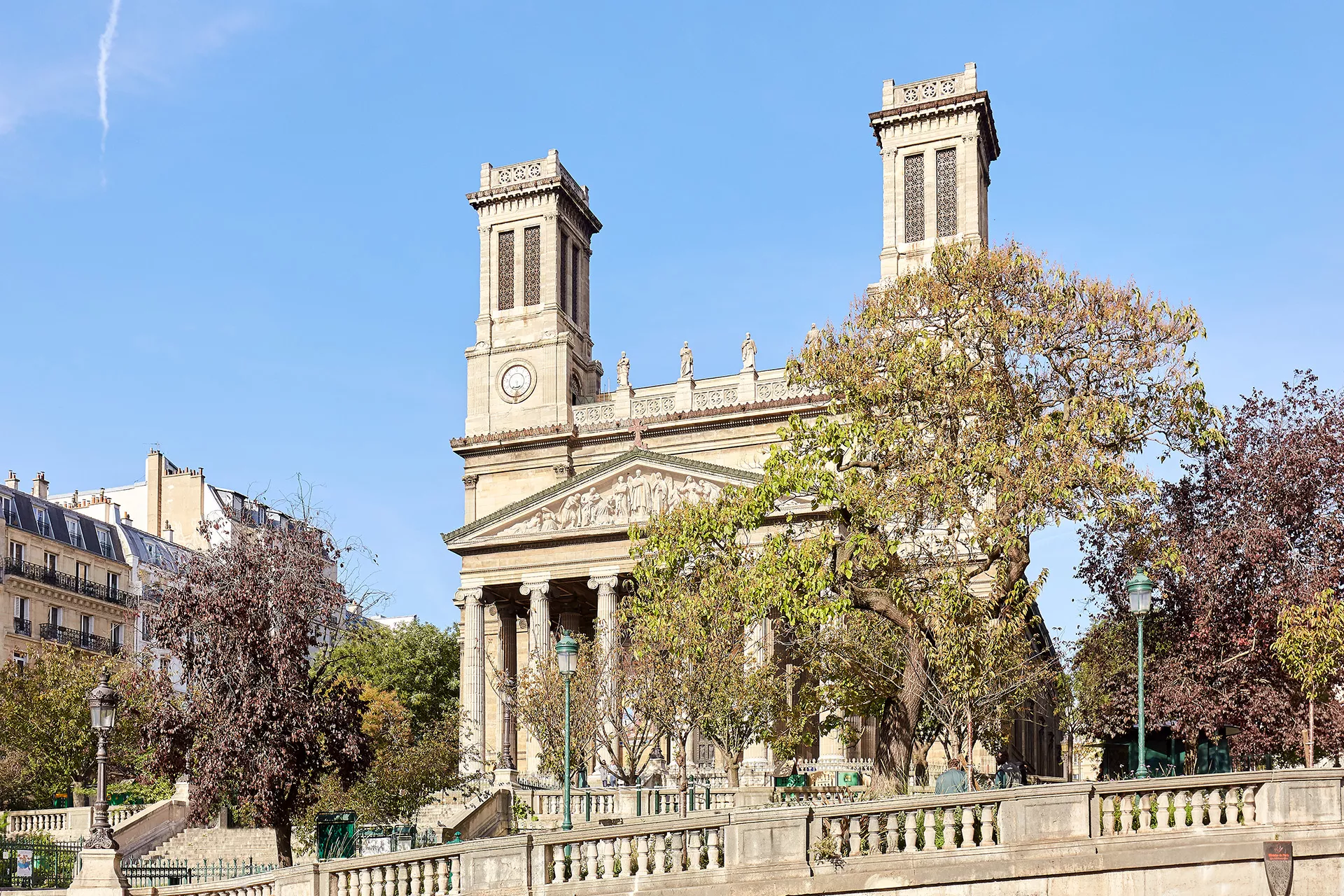 Façade majestueuse de l’église Saint-Vincent-de-Paul, située dans le 10ᵉ arrondissement de Paris, avec ses colonnes imposantes et ses sculptures détaillées.