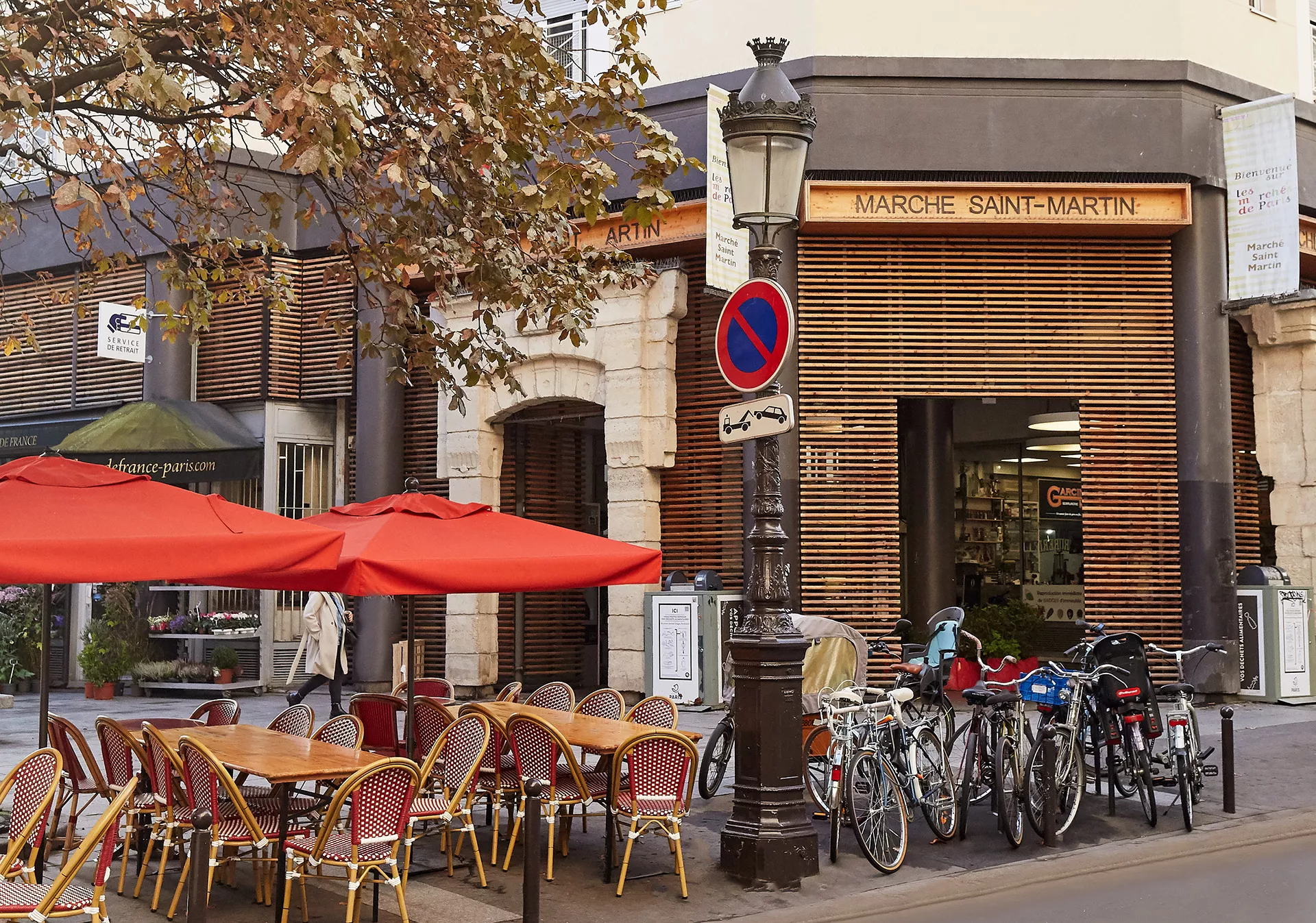 Terrasse vide devant le marché Saint-Martin, dans une rue calme du 10ᵉ arrondissement de Paris.