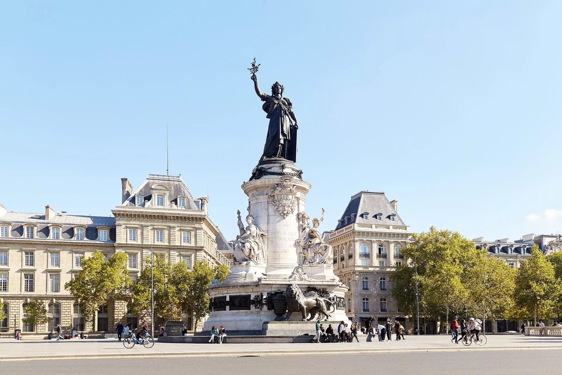 Place de la République à Paris, montrant la statue centrale et l’esplanade dégagée dans le 10ᵉ arrondissement.