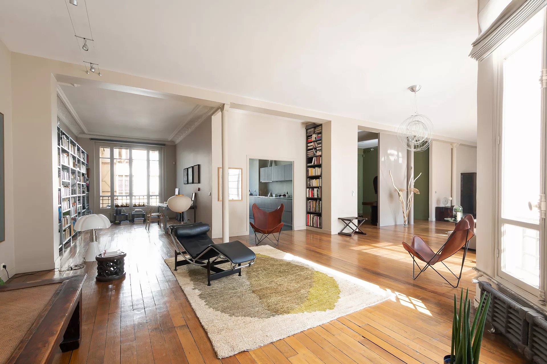 Salon lumineux d’un appartement élégant dans le 10ᵉ arrondissement, avec parquet.