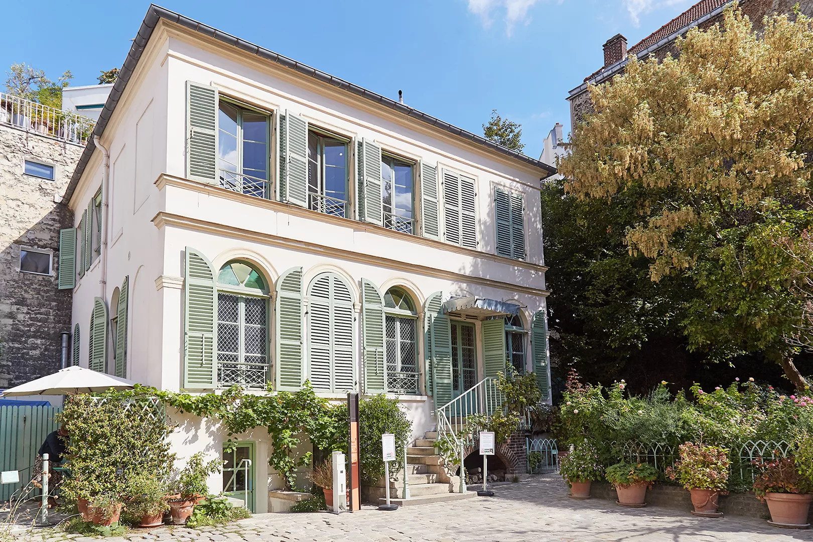 Entrée du musée de la Vie Romantique dans le 9ᵉ arrondissement de Paris, entourée de verdure et d’une atmosphère paisible.