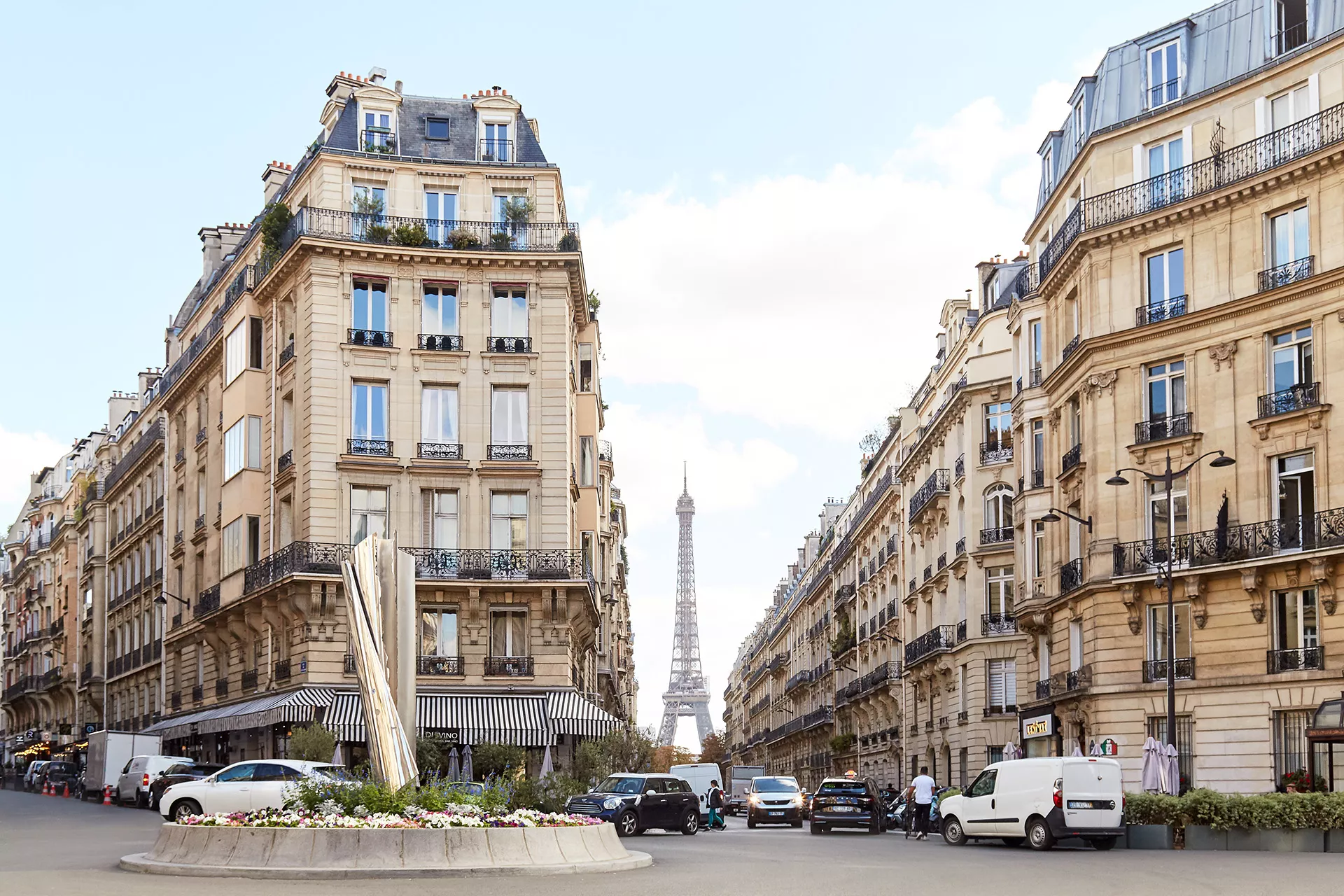 Place de Mexico dans le 16ᵉ arrondissement de Paris, avec son aménagement élégant et ses perspectives uniques sur la Tour Eiffel.