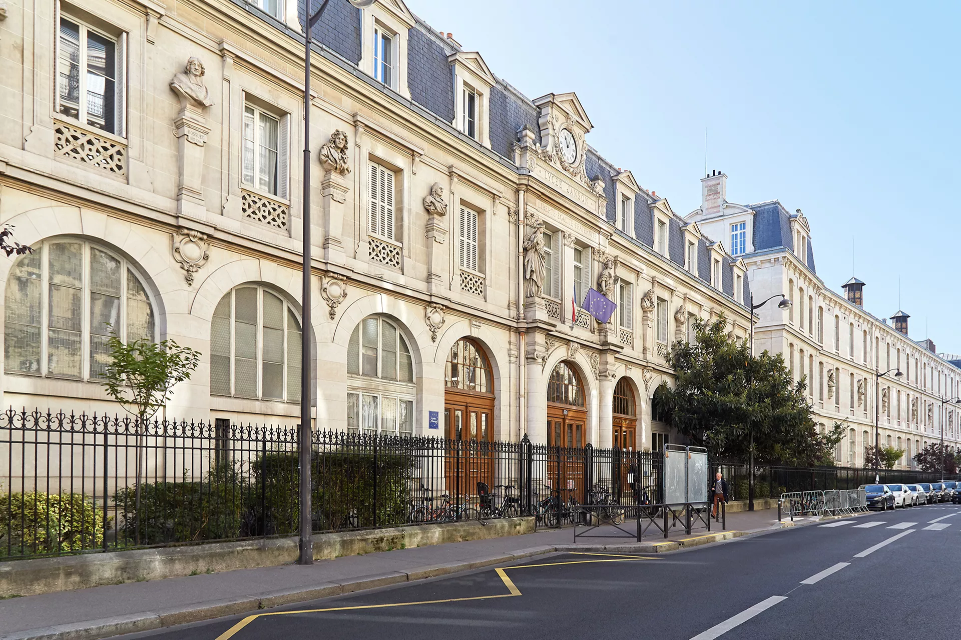 Façade du lycée Janson-de-Sailly, rue de la Pompe, dans le 16ᵉ arrondissement de Paris.