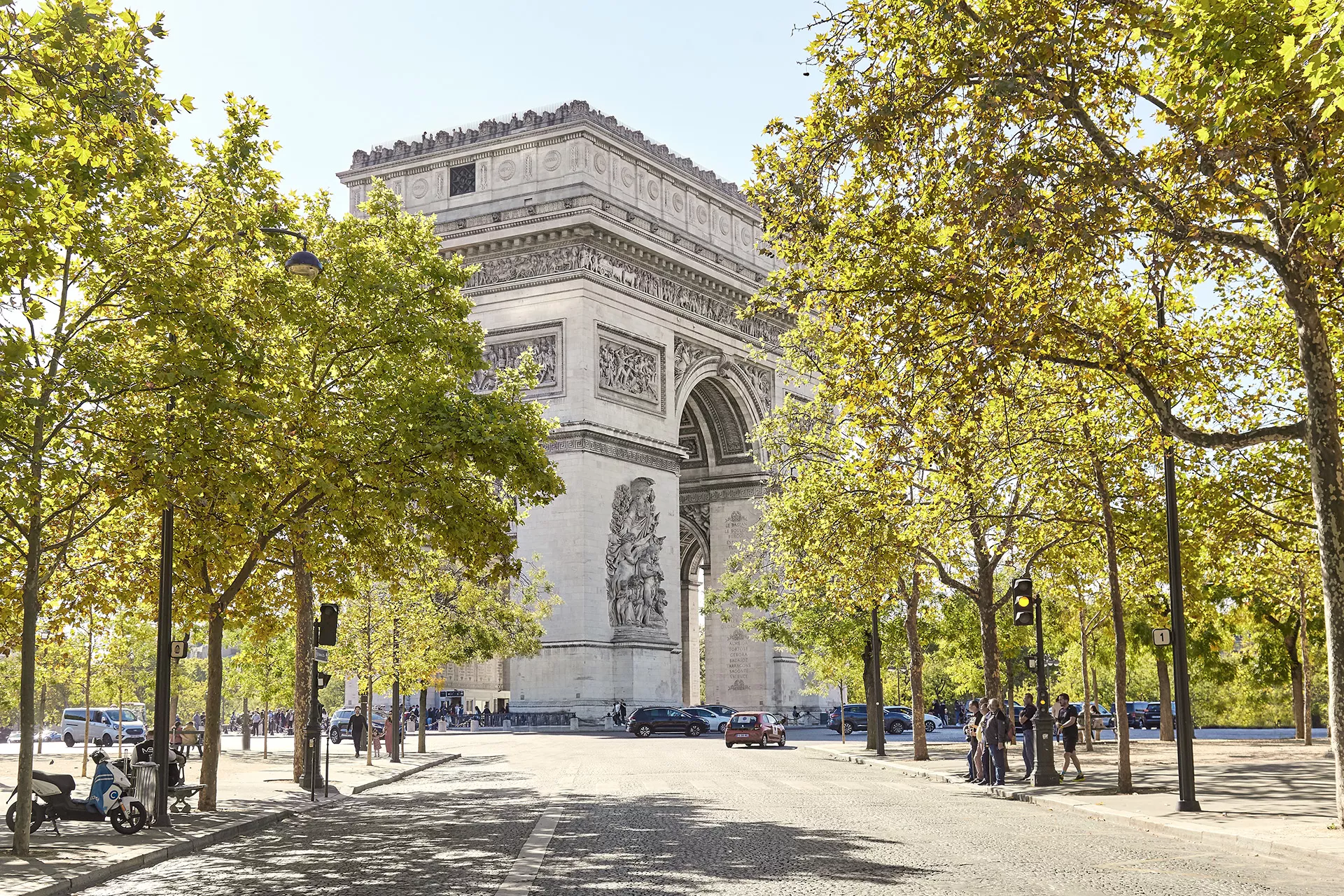 Vue de l’Arc de Triomphe à Paris, entouré des avenues rayonnantes du 16ᵉ arrondissement.