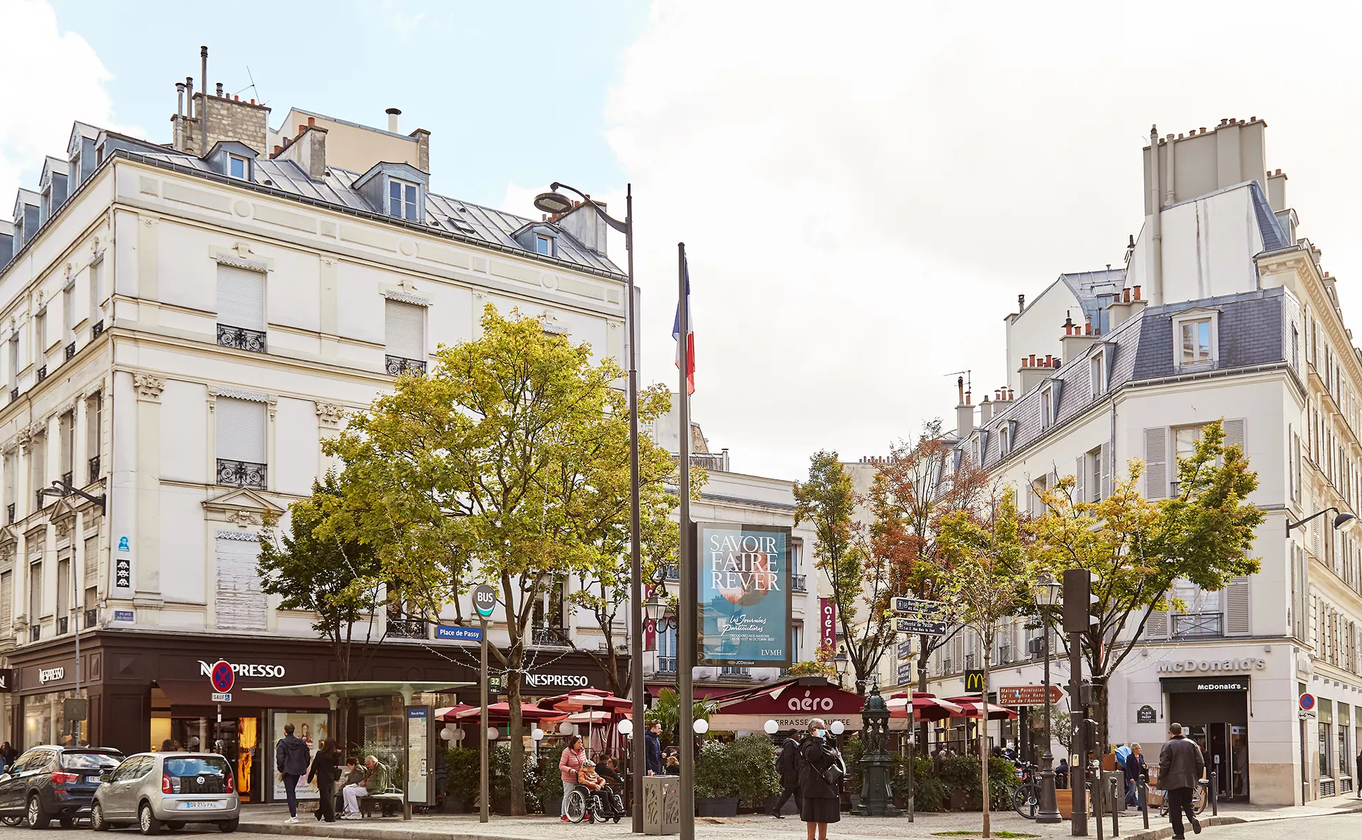 Place Passy dans le 16ᵉ arrondissement de Paris, avec ses commerces et son ambiance de quartier prestigieux.