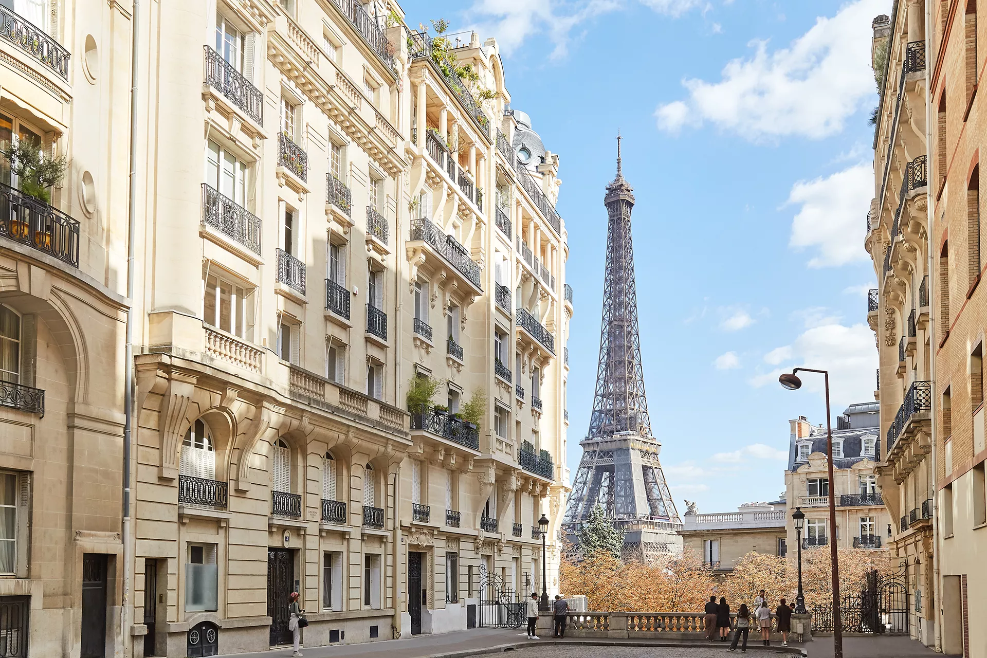 Avenue de Camoëns dans le 16ᵉ arrondissement de Paris, offrant une vue panoramique sur la Tour Eiffel et bordée d’une architecture élégante.