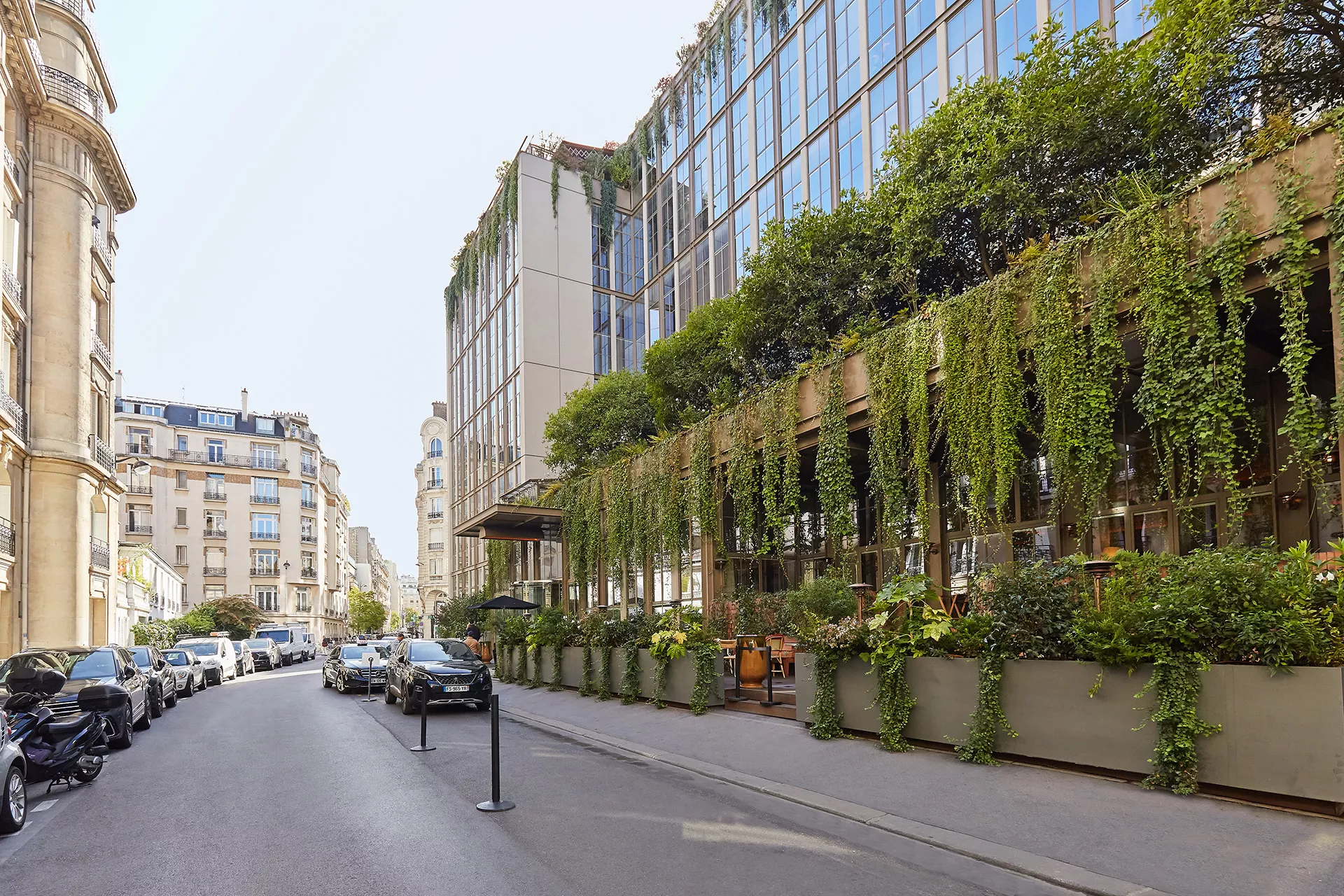 Façade moderne et élégante de l’hôtel Brach Paris dans le 16ᵉ arrondissement, symbole de l’architecture contemporaine et du luxe parisien.
