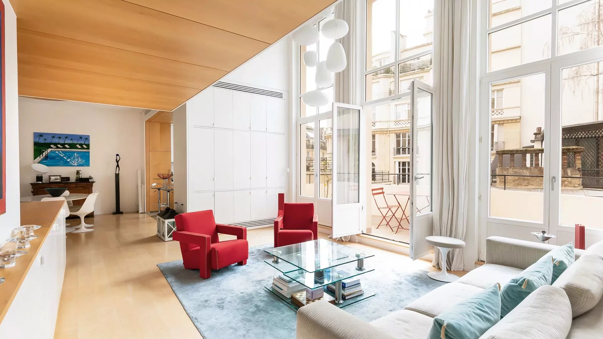 Duplex spacieux dans le 16ᵉ arrondissement de Paris, avec grands volumes intérieurs, lumière naturelle et terrasse privée.