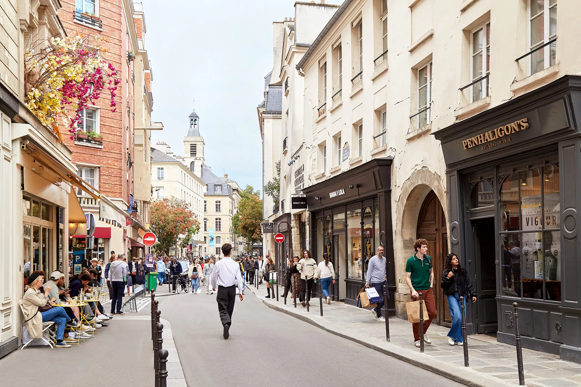 Café Le Voltigeur sur la rue des Francs-Bourgeois dans le Marais, avec sa terrasse au cœur du 3ᵉ arrondissement de Paris.