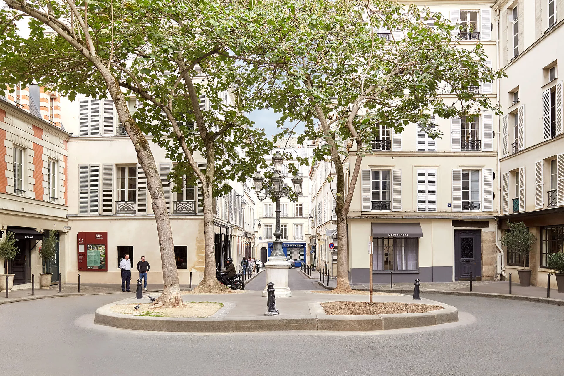 Place de Fürstenberg dans le 6ᵉ arrondissement de Paris, entourée de bâtiments historiques.