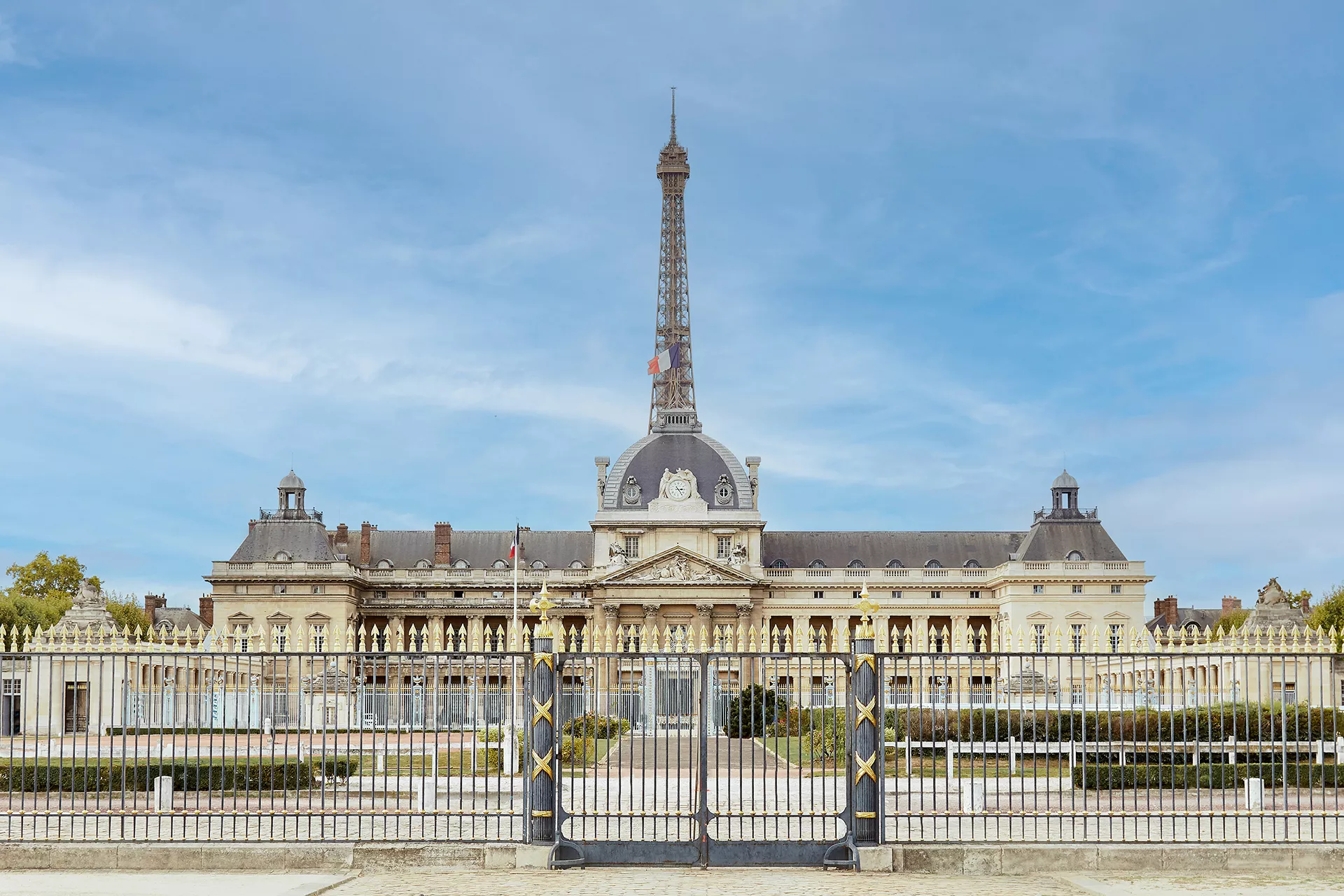 Grillage orné et façade majestueuse des Invalides dans le 7ᵉ arrondissement de Paris, symbole de l’histoire et de l’élégance parisienne.