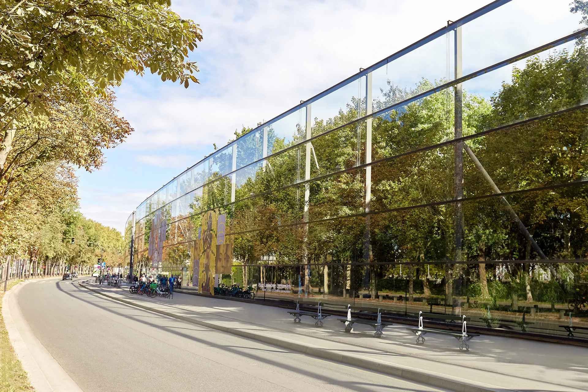 Façade végétalisée du musée du Quai Branly à Paris, située au cœur du 7ᵉ arrondissement, entre nature et modernité.