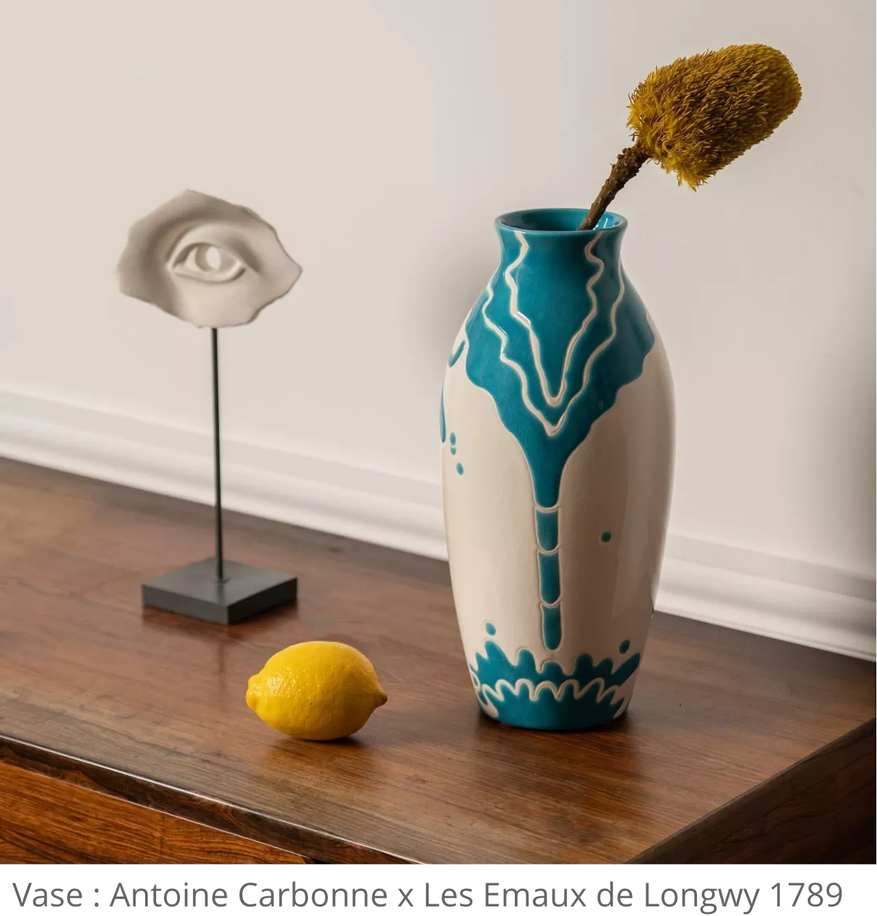 Vase bleu et blanc avec un citron, œuvre d'art de French Cliché