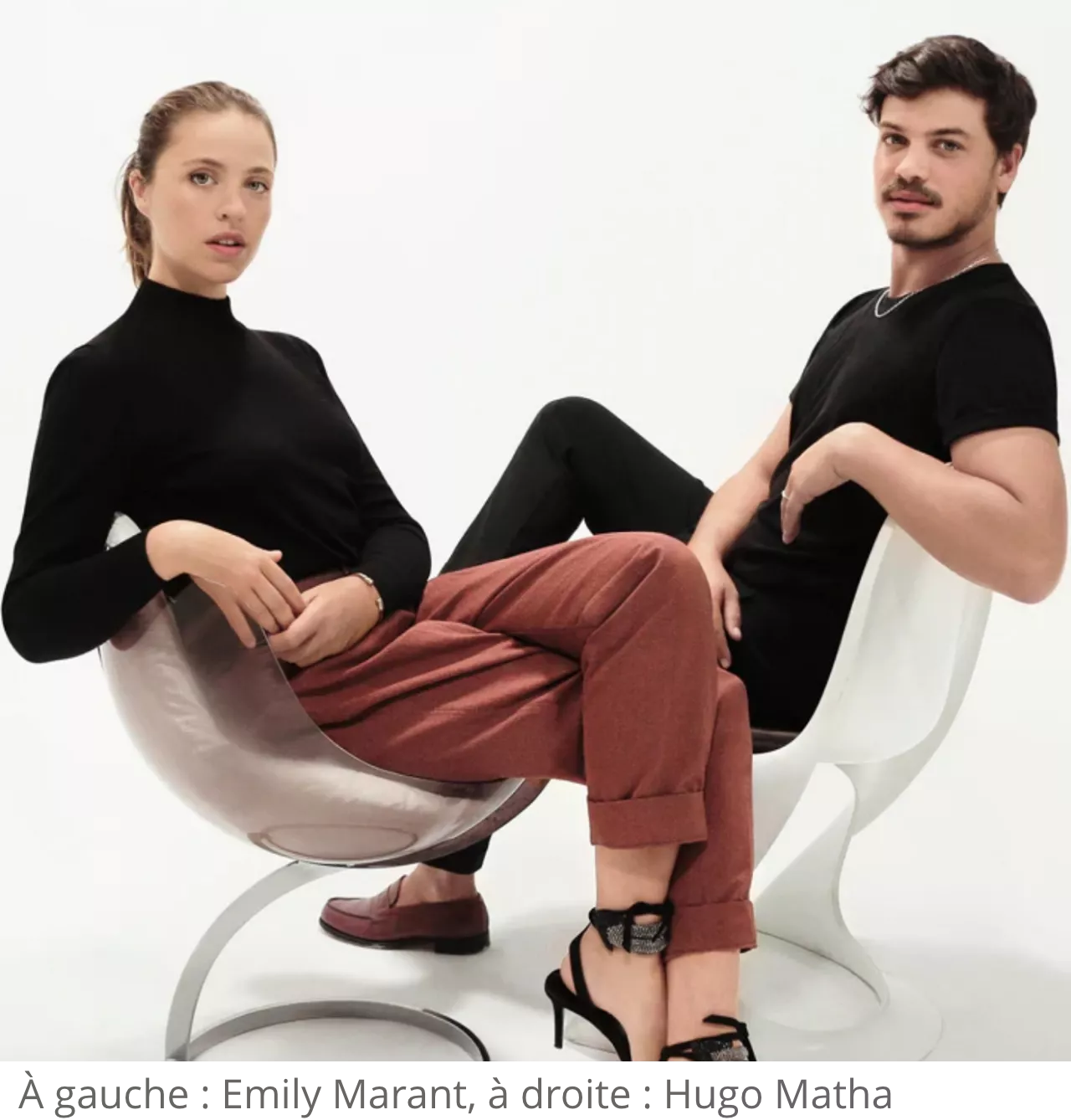 Les deux membres de French Cliché,  le duo composé d'Emily Marant à gauche et d'Hugo Matha  à droite assis sur des chaises blanches