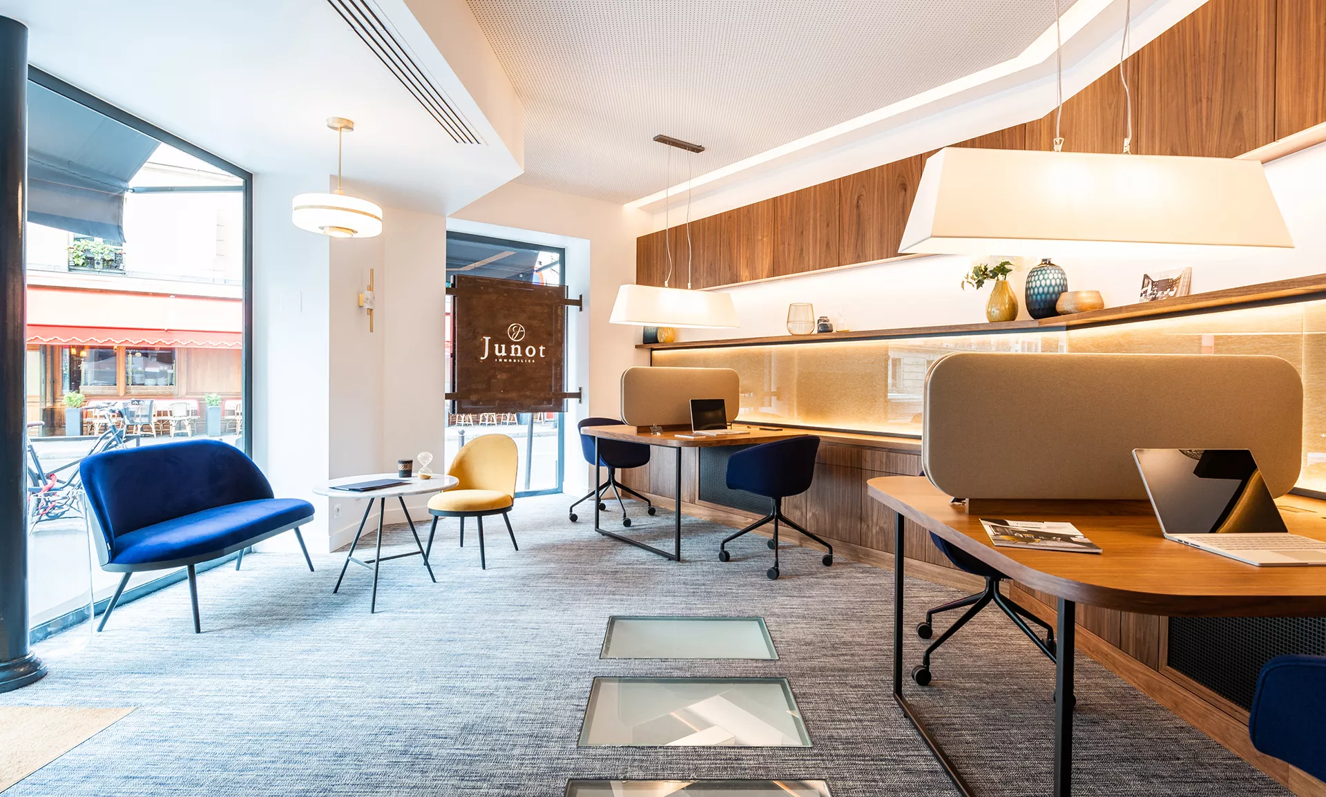 L'intérieur de l'agence immobilière de luxe Junot Victor Hugo 16e Paris