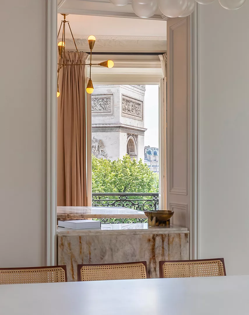 Vue sur l'Arc de Triomphe depuis le salon d'un appartement de luxe vendu par Junot