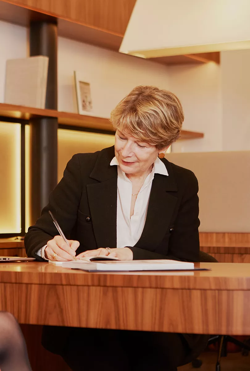 Consultante en train d'écrire dans une agence immobilière de luxe Junot