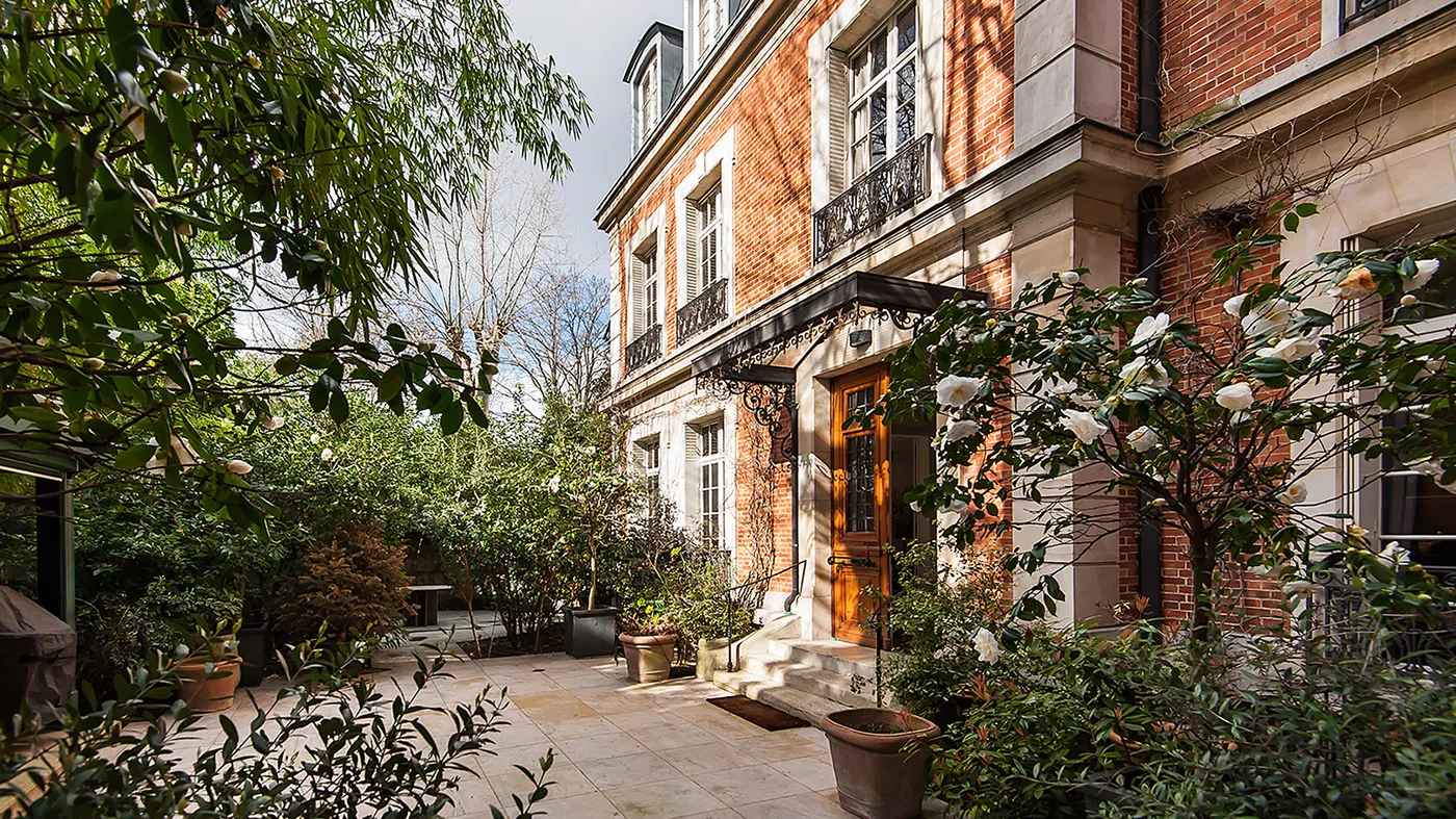 Façade of an exceptional private mansion in Paris